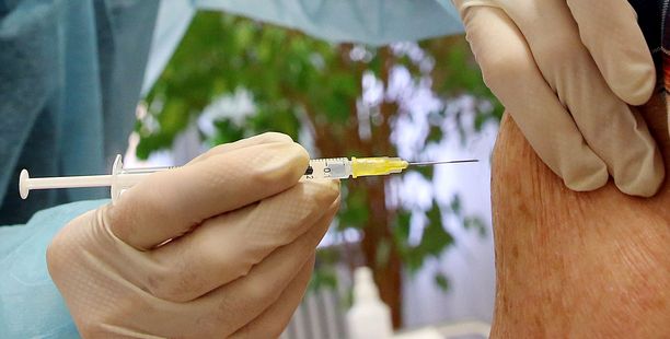 Iäkkäimpiä on jo rokotettu kolmannella annoksella Tansksassa. 