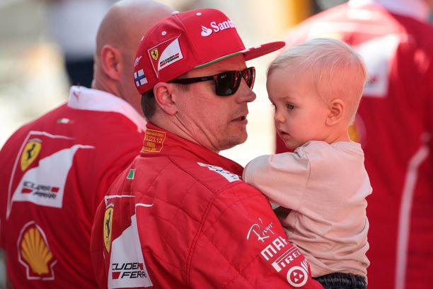 Kimi Räikkönen otti Robin-poikansa varikolle jo Ferrari-aikoinaan. Kuva vuodelta 2017.
