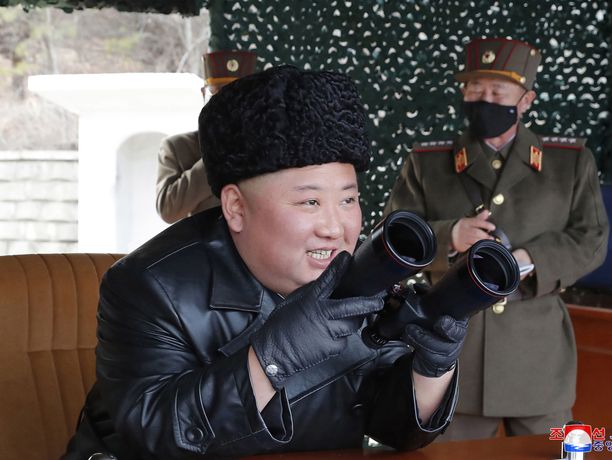 Pohjois-Korean johtaja Kim Jong-un valvoi maanantain tykistöharjoitusta.