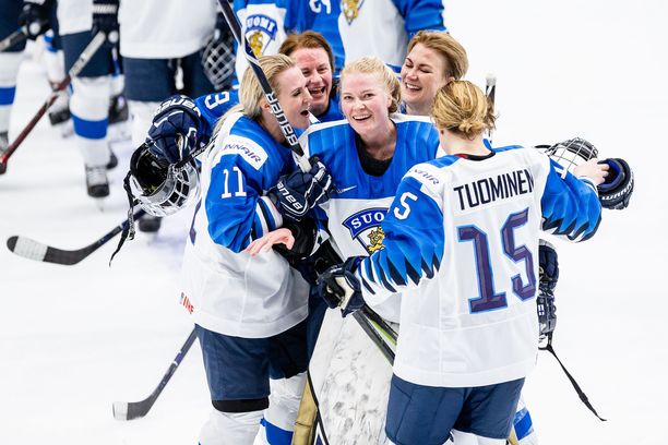 Noora Räty otti isot torjunnat, kun Suomi kaatoi Kanadan MM-kotikisojen välierässä 4-2.