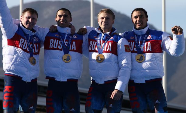 Venäjän nelikko juhli olympiakultaa Sotshin rattikelkkailussa. Hylkäyksen johdosta olympiavoittajaksi nousee Latvian nelikko.