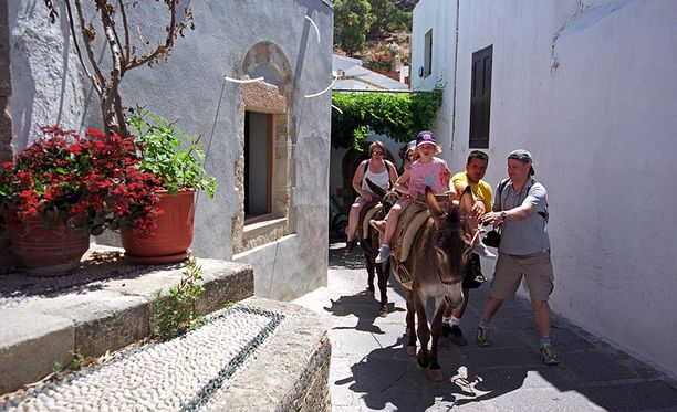 Myös Rhodoksella turistit pääsevät nauttimaan aasien selässä ratsastuksesta.