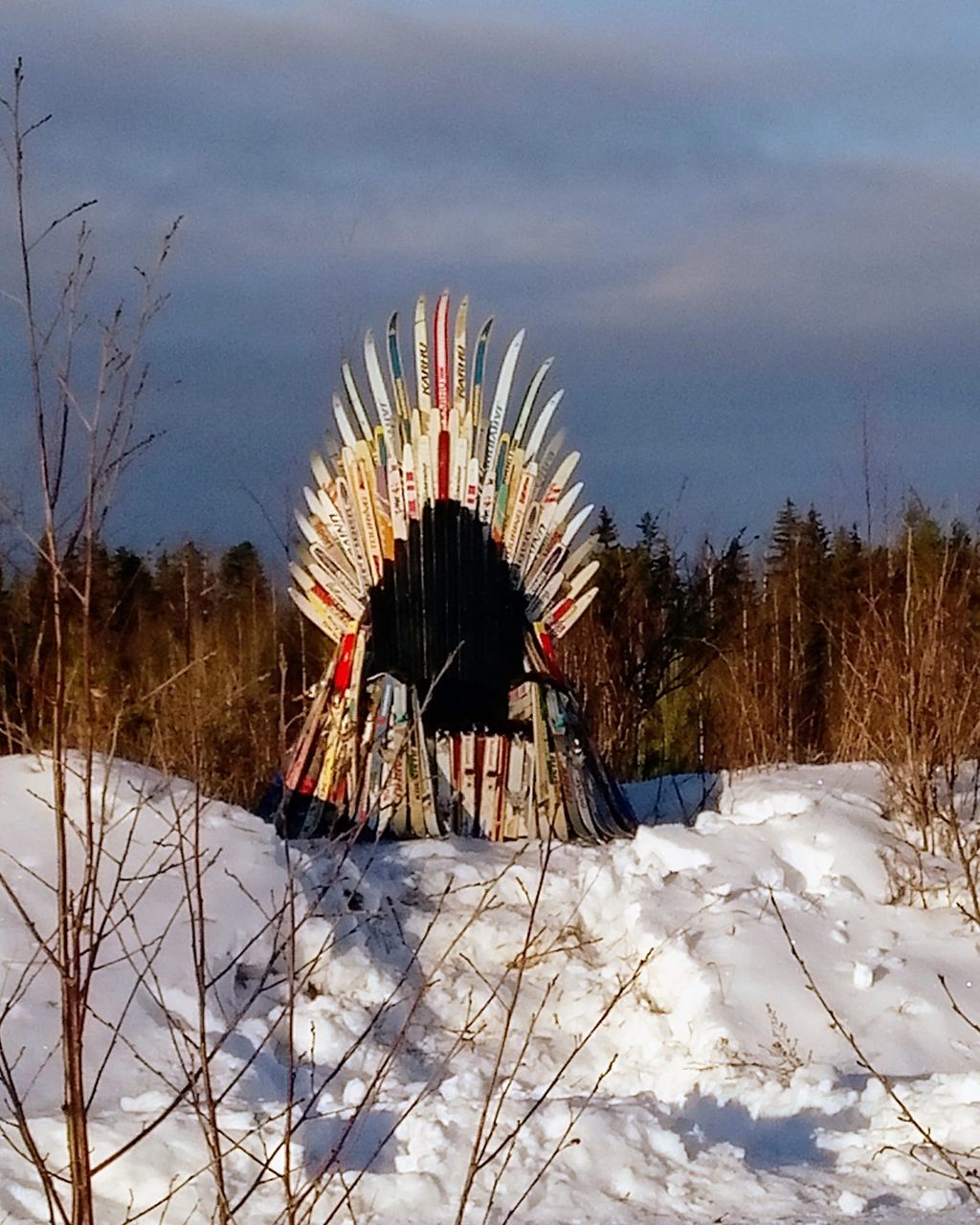 Talvi on tullut! Joku askarteli ladun varteen Game of Thronesista tutun valtaistuimen suksista Lappeen­rannassa