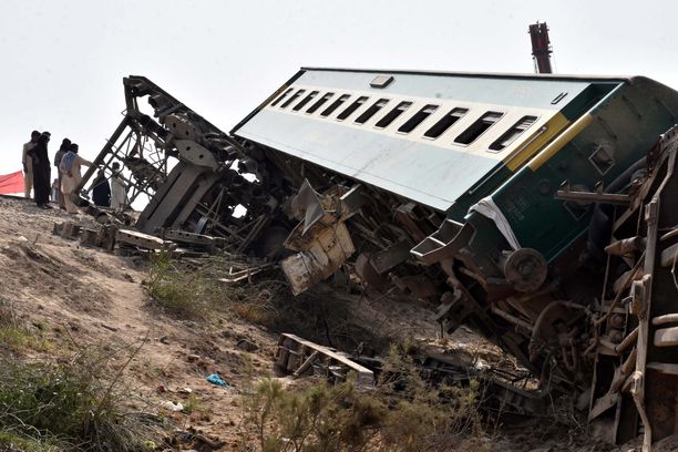 Myös kuvan Karachi Express -pikajuna suistui raiteiltaan Pakistanissa maaliskuussa.