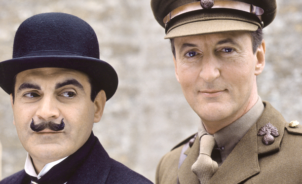 Kapteeni Hastings (oik.) unelmioi salapoliisiksi ryhtymisestä. Ystävyys Hercule Poirot’n kanssa tarjoaa siihen oivan mahdollisuuden. 