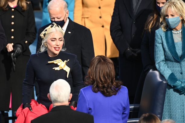 Lady Gaga tervehti Kamala Harrisia ja Joe Bideniä.