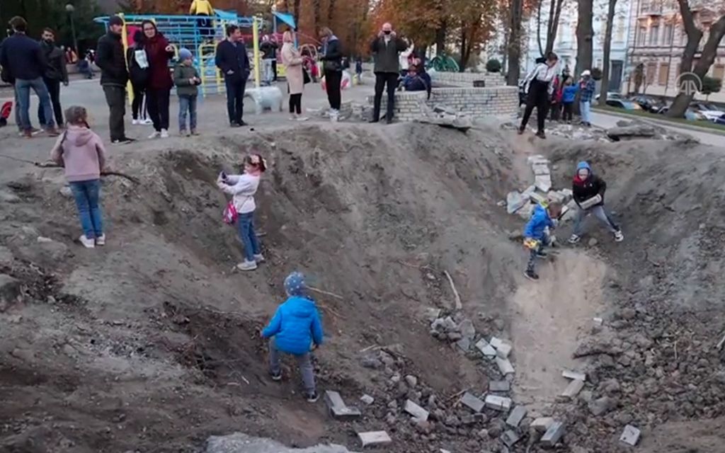 Venäjän isku jätti valtavan kuopan keskelle leikkipuistoa Kiovassa – lasten leikit jatkuvat sodasta huolimatta