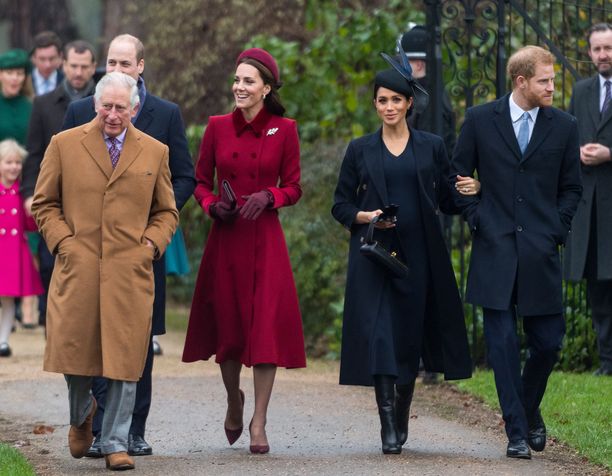 Näin hymyileväisinä herttuaparit ja prinssi Charles astelivat joulukirkkoon vuosi sitten.