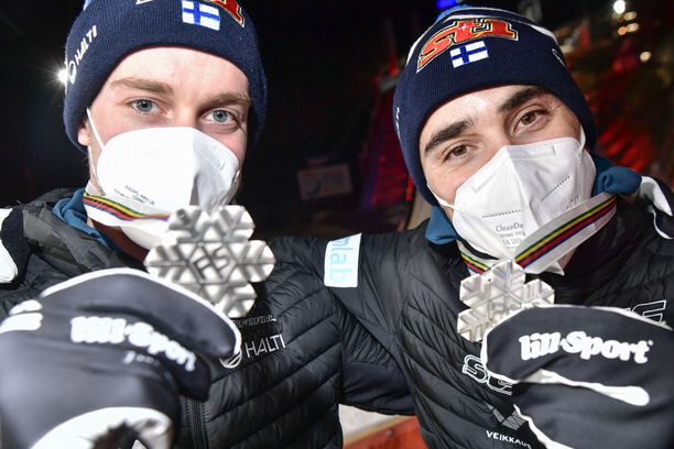 Joni Mäki (vasemmalla) ja Ristomatti Hakola nappasivat MM-hopeaa pariviestistä.