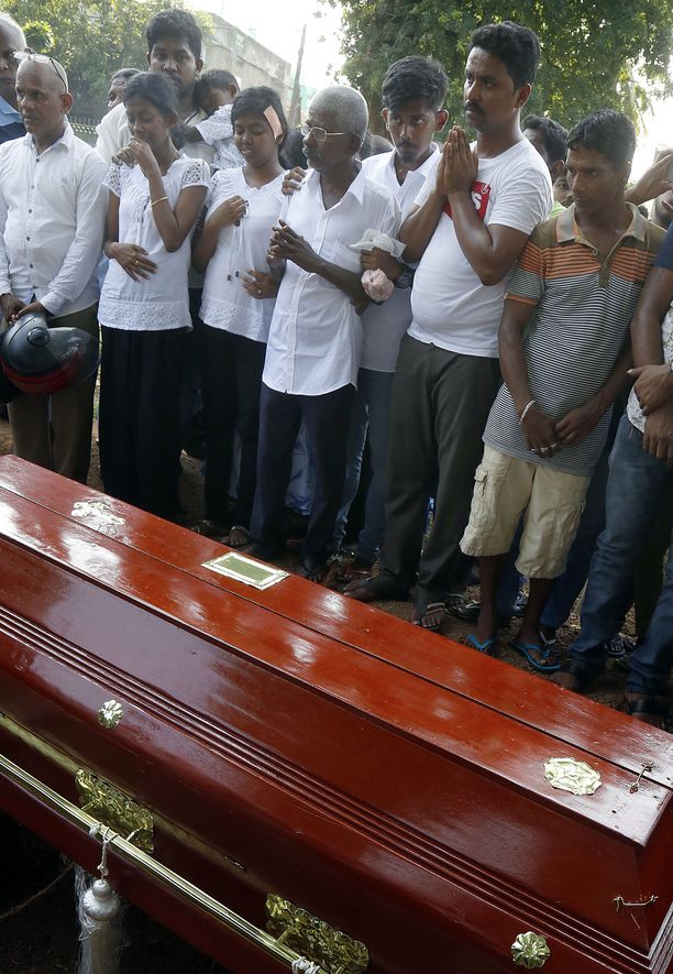 Kuva pommiuhrien hautajaisista Sri Lankan pääkaupungista Colombosta.