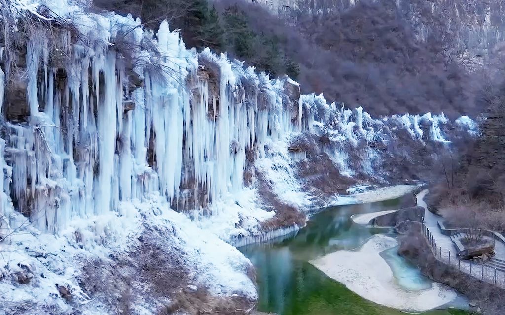 Video: Jättimäiset jääpuikot kallion­rinteellä lumoavat Kiinassa
