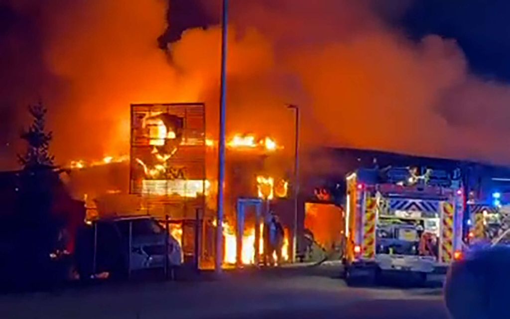 Autoverhoomo tuhoutui Vantaalla – Toimitus­johtajalta karu arvio hintalapusta