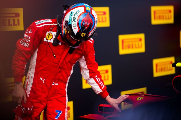 Kimi Räikkönen kisasi Ferrarilla kaudella 2018 tämännäköisessä kypärässä.