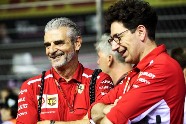 Maurizio Arrivabene (vas) ja Mattia Binotto nostivat yhdessä Ferrarin Mercedeksen suurimmaksi haastajaksi. 