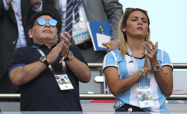 Diego Maradona seurasi Argentiinan putoamista MM-kisoista kihlattunsa Rocio Olivan kanssa.