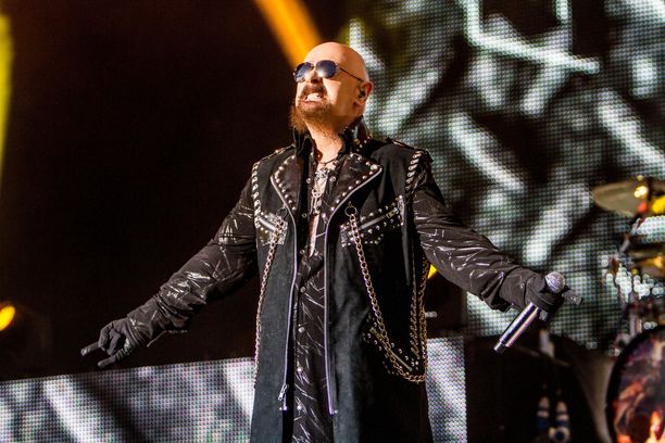 Judas Priest nähdään kesällä Helsingissä. Rob Halford suosii lavapukeutumisessaan nahkaa ja niittejä.