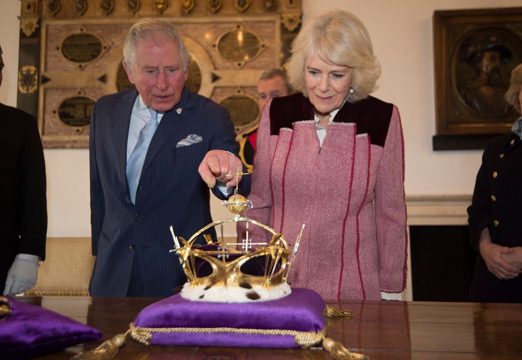 Prinssi Charles esitteli herttuatar Camillalle itselleen merkityksellistä kruunua – tuoreet kuvat 
