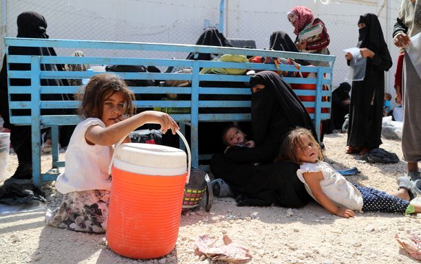 Naisia ja lapsia al-Holin leirillä. 