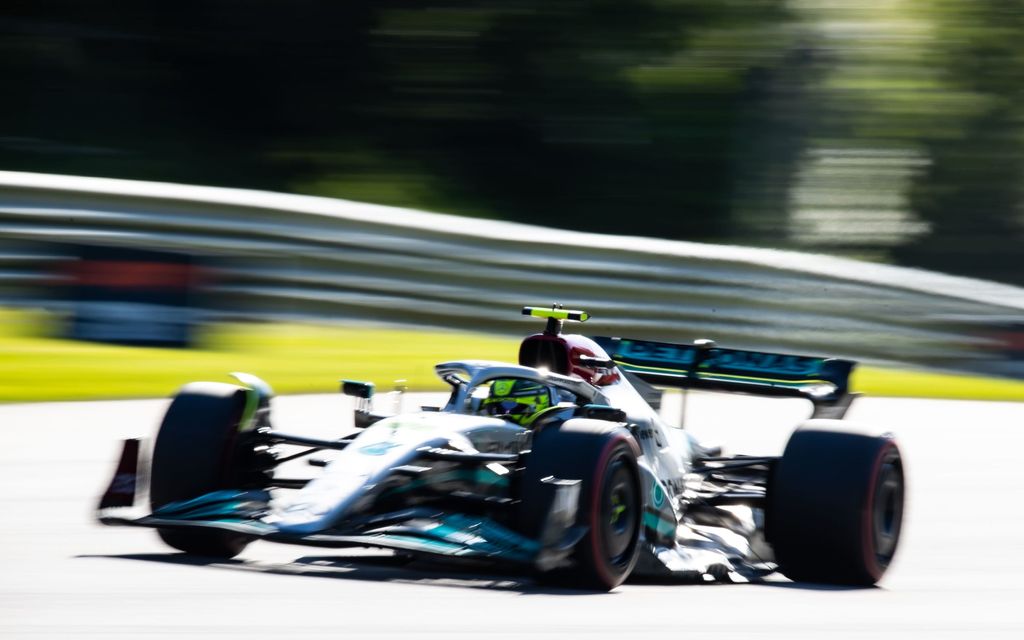 Lewis Hamilton on yhdet velkaa mekaani­koilleen – Mercedeksen pilttuussa kova kuhina