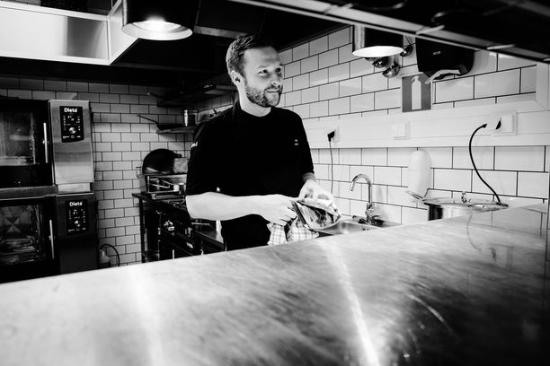 Kyrö Distilleryn ravintolan keittiömestari Joni Pukkinen neuvoo, miten alkoholia voi käyttää myös ruoanlaitossa.