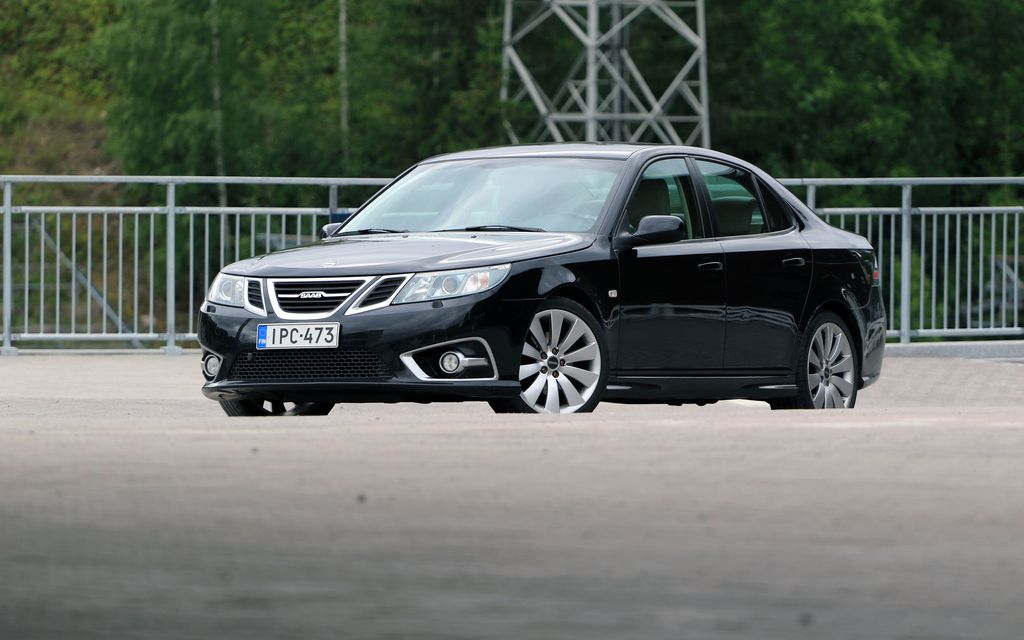 Saab meni konkurssiin 2011, mutta tämä Saab on valmistettu 2014 –  Iltalehti sai koeajoon todellisen erikoisuuden