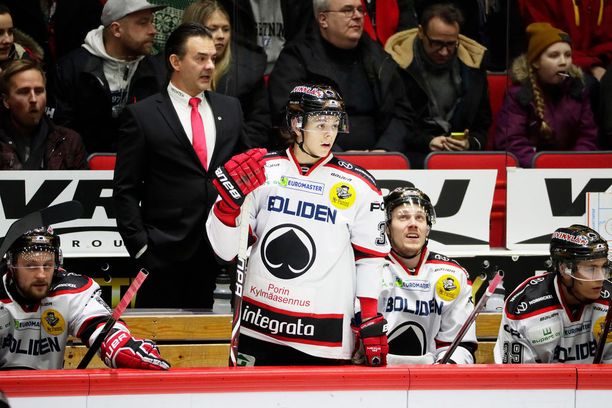 Mikael Kotkaniemi nousi kesken viime kauden kakkosluotsin paikalta Ässien päävalmentajaksi. Hänen Jesperi-poikansa (keskellä) on porilaisten avainpelaajia.