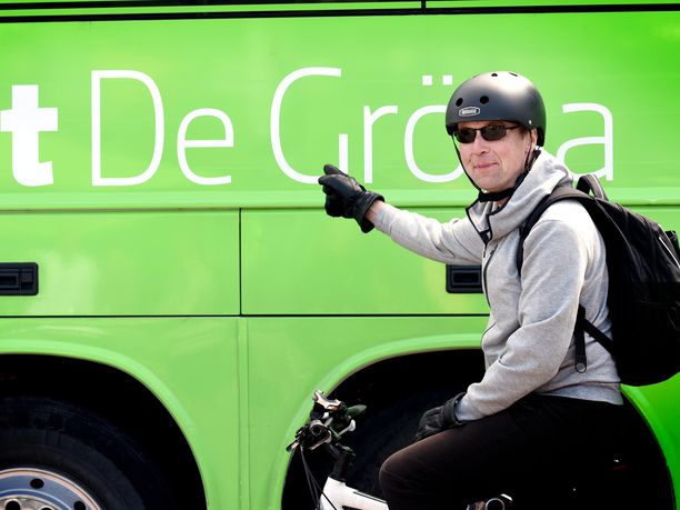 Perussuomalaisten puheenjohtaja Jussi Halla-aho halusi lauantaina poseerata polkupyöränsä kanssa vihreiden vaalibussin vieressä. Bussi käyttää dieseliä.