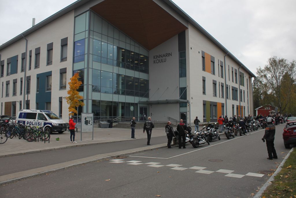 Kymmeniä moottoripyöriä saapui yhtäkkiä koulun pihaan Järvenpäässä – hakemaan koulukiusattua poikaa: 