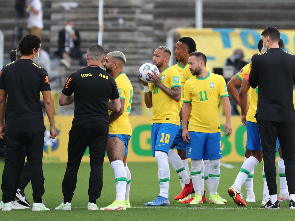 Viranomaiset rynnivät kentälle – Brasilian MM-karsintapeli keskeytettiin: ”Tämä on skandaali!”