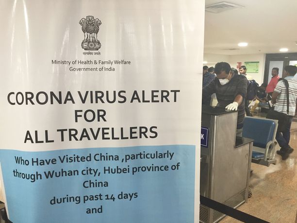 Matkustajia koronaviruksesta varoittava juliste Trivandrumin kansainvälisellä lentokentällä Thiruvananthapuramissa Intian Keralassa.