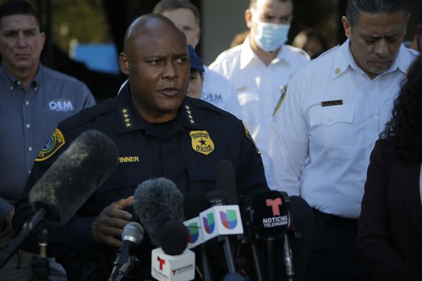 Houstonin poliisijohtaja Troy Finner lehdistötilaisuudessa lauantaina. 