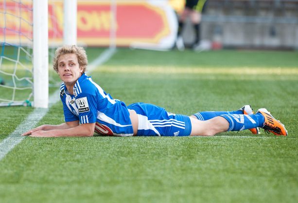 HJK:n Teemu Pukki on hukannut maalipaikan Interiä vastaan toukokuussa 2011.