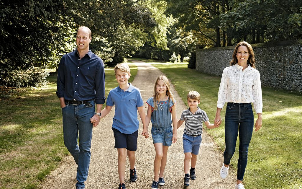 Prinssi Williamin ja herttuatar Catherine poseeraavat lastensa kanssa: Tuore joulukuva ihmetyttää