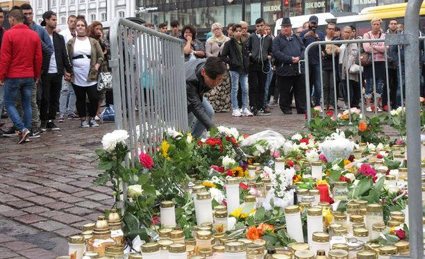 Viime elokuussa Turun Kauppatorille tuotiin kukkia ja kynttilöitä puukkoiskun uhrien muistoksi.