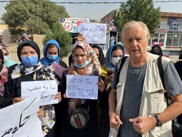 Toimittaja Rauli Virtanen tapasi naisten marssin mielenosoittajia maanantaina Mashar-i-Sharifissa.