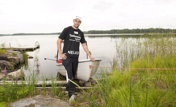 Antti Ruuskanen lähtee juhannuksena vesille pyytämään kuhaa. Matkaa kotitalolta järven rantaan on vain 30 metriä.