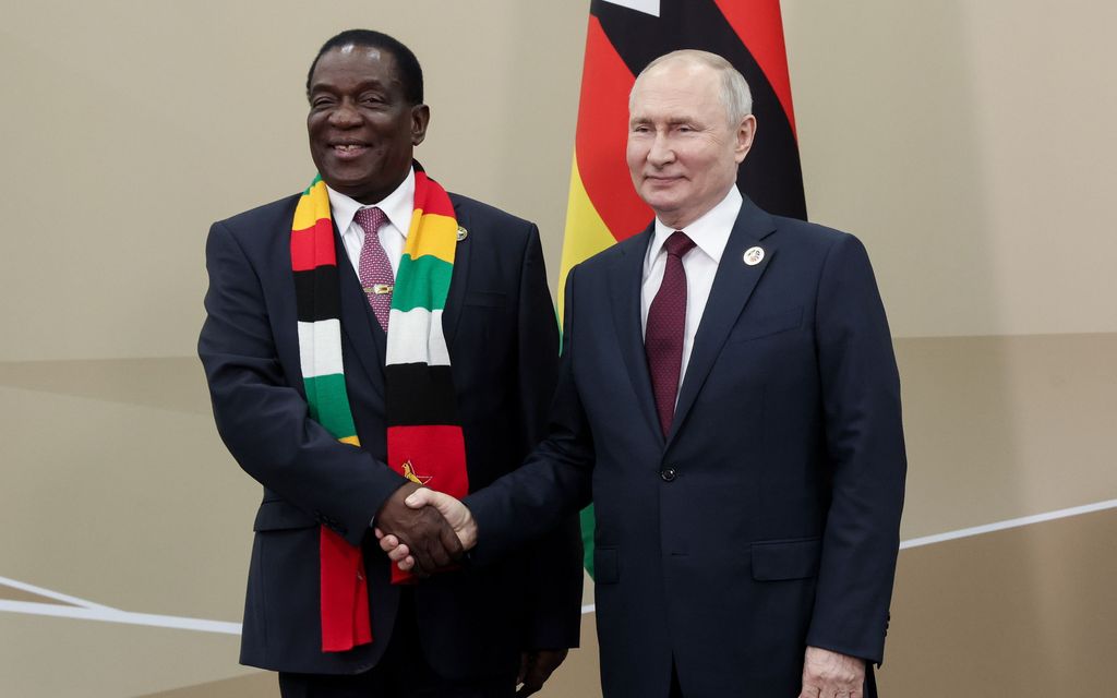 Putin voitelee Afrikkaa: Lahjoitti Zimbabwen presidentille helikopterin