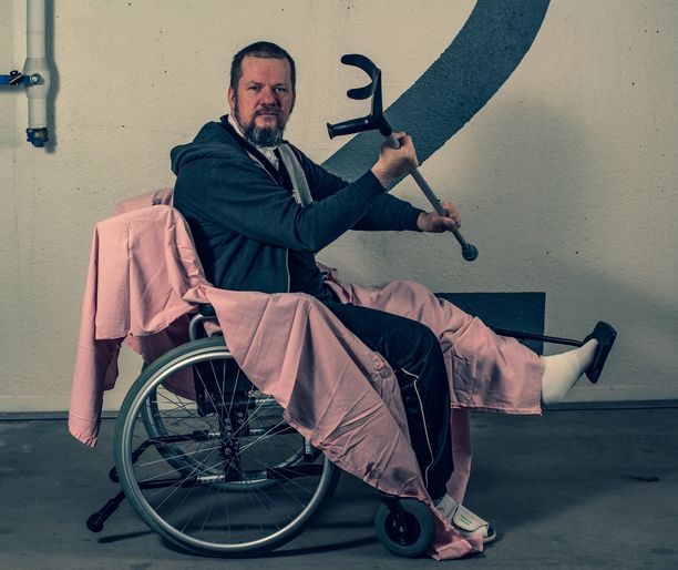 Korsolainen Risto K. Järvinen on vetänyt stand up -keikkoja myös pyörätuolin selässä. 