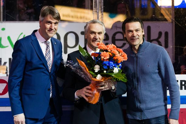 Teppo Numminen poseerasi Kalevi-isänsä 80-vuotisjuhlissa alkuvuonna. Kuvassa vasemmalla on Tamhockeyn puheenjohtaja Heikki Penttilä.