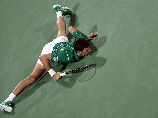 Novak Djokovic lyö palloa uskomattomista asennoista.