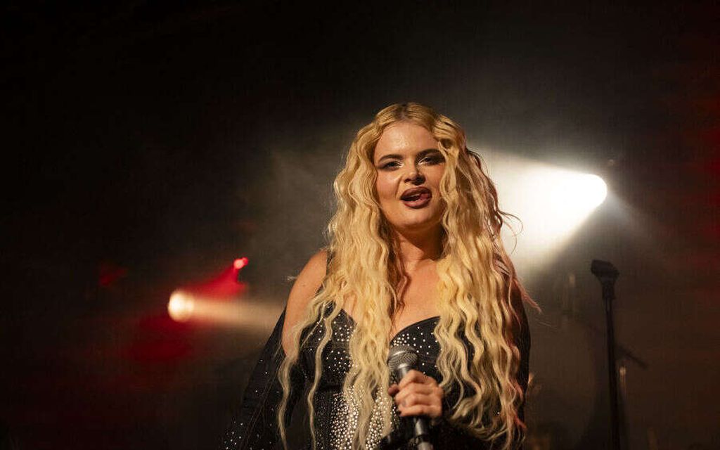 Erika Vikman sai kutsun Linnan juhliin