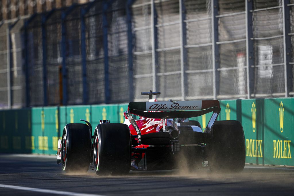 Tuuli tuotti ikävän yllätyksen F1-treeneissä – Valtteri Bottas väläytti Ferrari-voimayksikön vauhtia