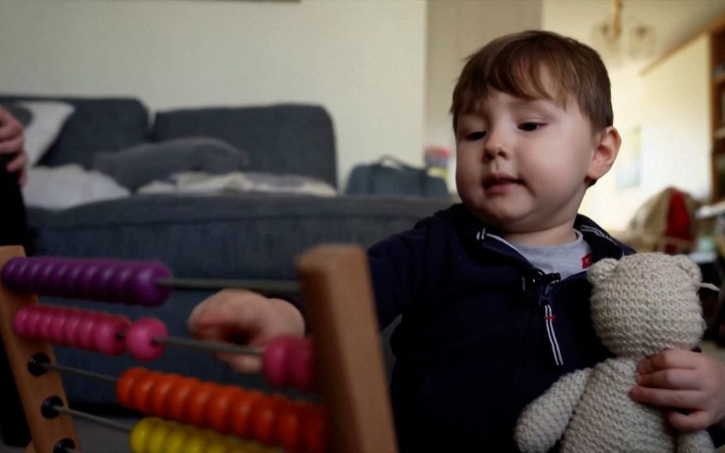 Brittipoika opetti itsensä lukemaan 2-vuotiaana – hyväksyttiin Mensaan