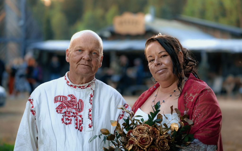 Pia ja Ari astelevat alttarille kameroiden edessä – Elävät ilman sähköä ja vettä