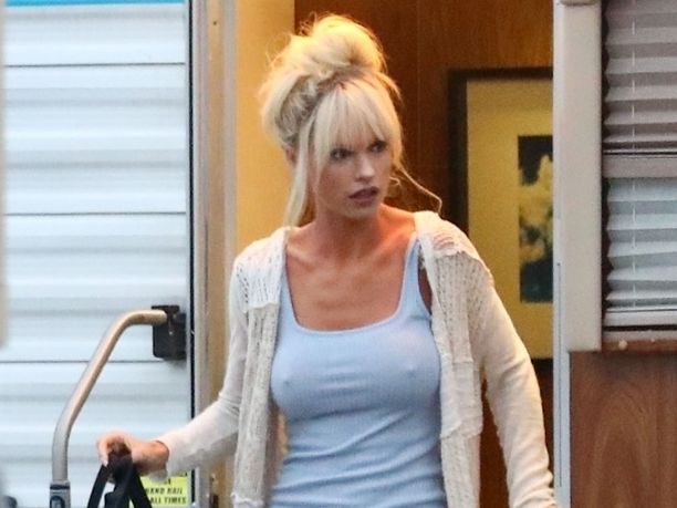 Tunnistaisitko? Tässä on Lily James tv-sarjan kuvauksissa ”Pamela Andersonina”.