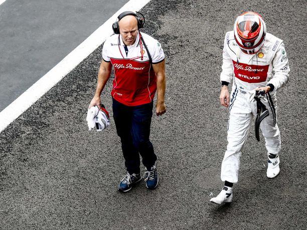 Kimi Räikkönen ja Mark Arnall (vasemmalla) ovat joutuneet poistumaan kesätauon jälkeisistä osakilpailuista päät painuksissa.