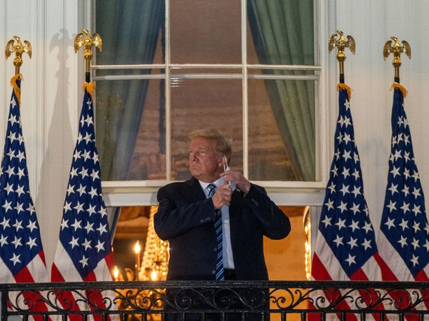 Trump poisti kasvomaskinsa päästyään Valkoiselle talolle, vaikka Valkoisen talon valokuvaaja oli tilanteessa aivan hänen läheisyydessään.