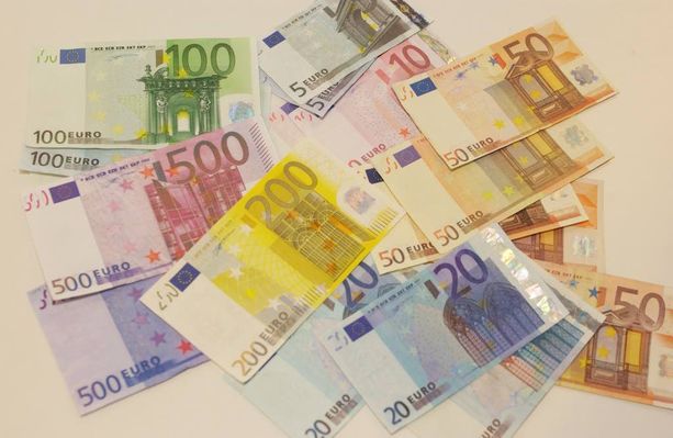 Käräjäoikeuden mukaan 200 euron setelit erottuvat valvontakameran tallenteella selvästi ruskeista viisikymppisistä. Vahinkoa hyväkseen käyttänyt asiakas tuomittiin kavalluksesta. Kuvan rahat eivät liity tapaukseen.