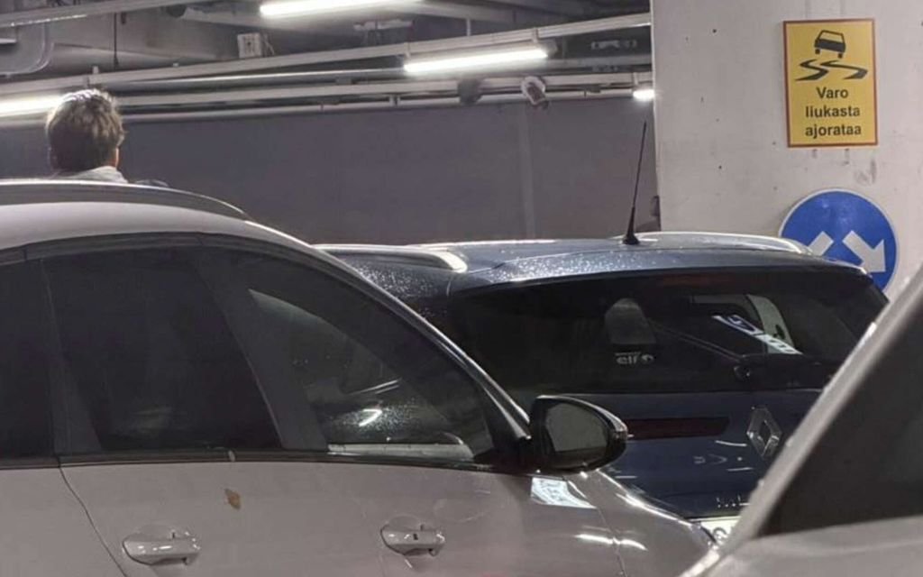 Kauppa­keskuksen parkkihalliin levisi kaaos Helsingissä