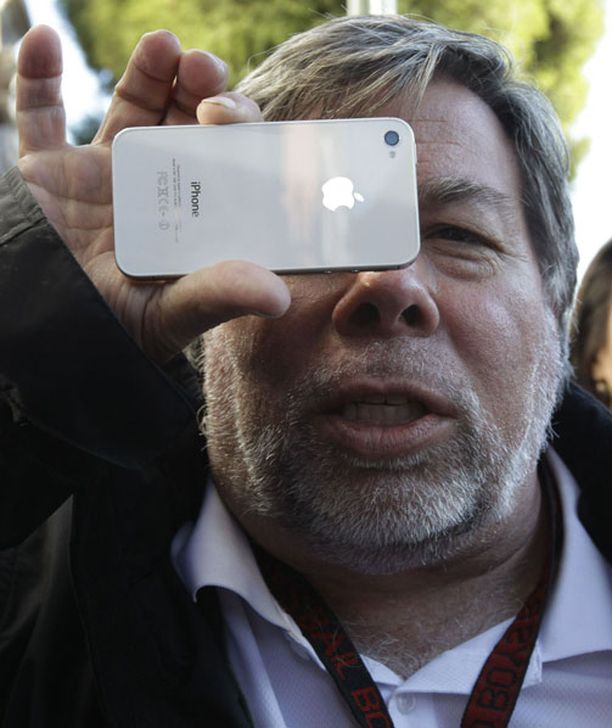 Steve Wozniak esitteli uutta iPhonea Kaliforniassa.